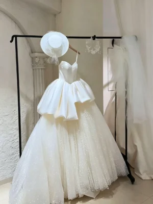 Vintage-Inspired Body-Hugging Trumpet Wedding Dress