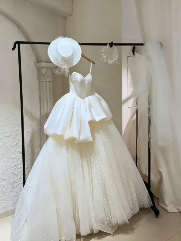 Vintage-Inspired Body-Hugging Trumpet Wedding Dress