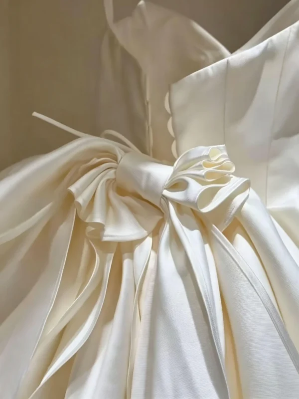 Vintage-Inspired Body-Hugging Trumpet Wedding Dress