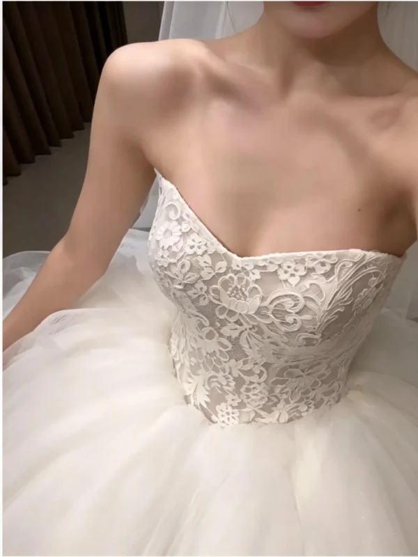 Luxury Ruffled Tulle Ball Gown Wedding Dress - Strapless Sweetheart Lace Bridal Gown