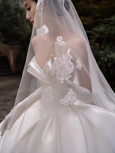 Ivory Strapless Plain Satin Ball Gown Wedding Dress For Bride
