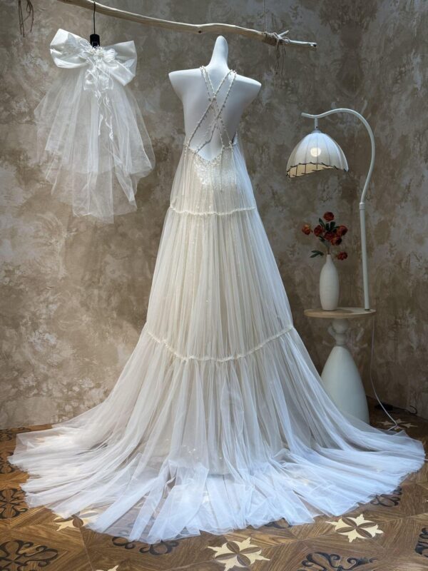 Scoop Sleeveless Tiered Ruffle Tulle A Line Wedding Dress Bohemian Lace Trim Bridal Gown With Lace Veil