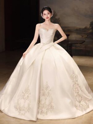Strapless Sweetheart Satin Ball Gown Wedding Dress Crystal Lace Embroidery Structured Bridal Gown With Train