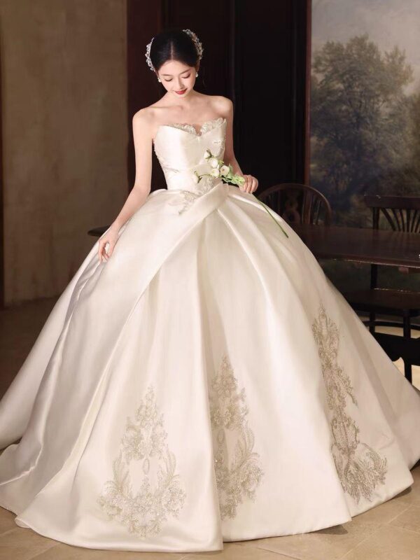 Strapless Sweetheart Satin Ball Gown Wedding Dress Crystal Lace Embroidery Structured Bridal Gown With Train