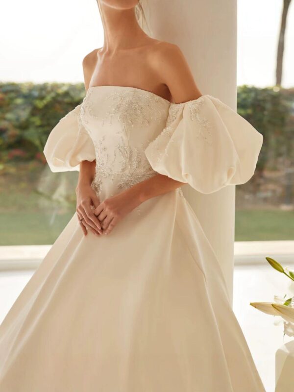 Off The Shoulder Puff Short Sleeve Satin Ball Gown Wedding Dress Delicate Rhinestone Lace Embroidery Bridal Gown With Train