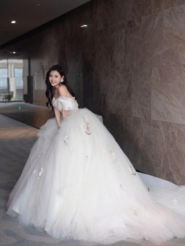Off Shoulder Fold Satin Corset Floral Embroidery Tulle Ball Gown Wedding Dress Romantic Ivory Bridal Gown With Train