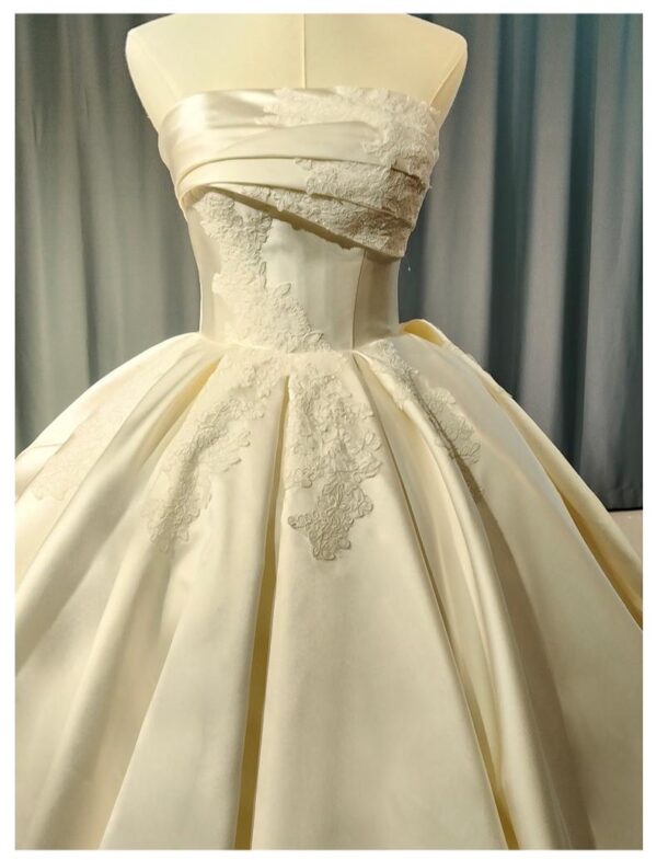 Strapless Draped Satin Ball Gown Wedding Dress Lace Appliques Minimalist Ivory Bridal Gown With Chapel Train